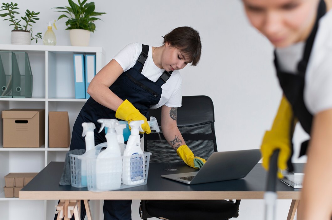 Jak profesjonalne sprzątanie biura wpływa na efektywność pracy zespołu
