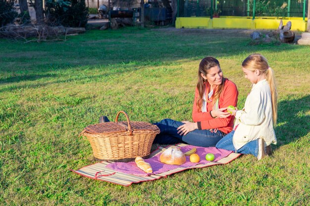 Jak zorganizować rodzinny piknik na świeżym powietrzu