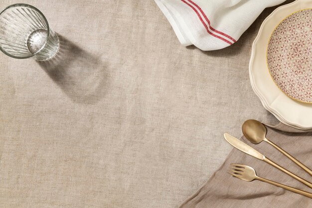 Jakie korzyści przynosi wybór plamoodpornych obrusów do domu i restauracji?