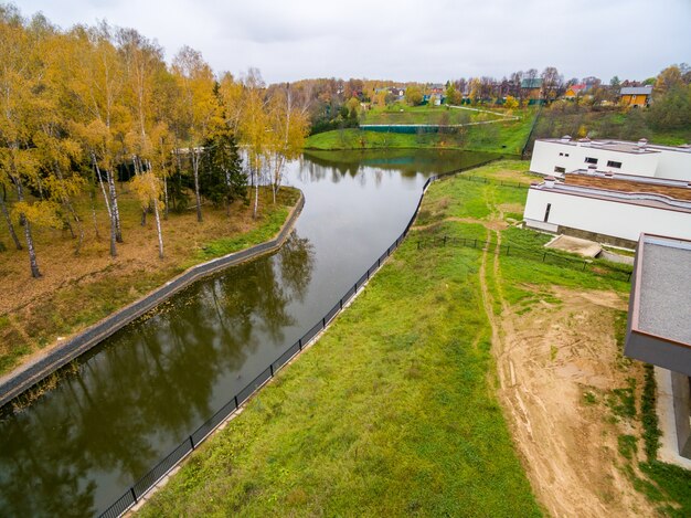 Jak wybrać odpowiednią przydomową oczyszczalnię ścieków dla swojego domu?
