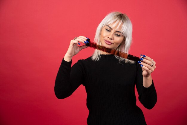 Zalety keratynowego prostowania włosów z użyciem produktów Authentic Beauty Concept