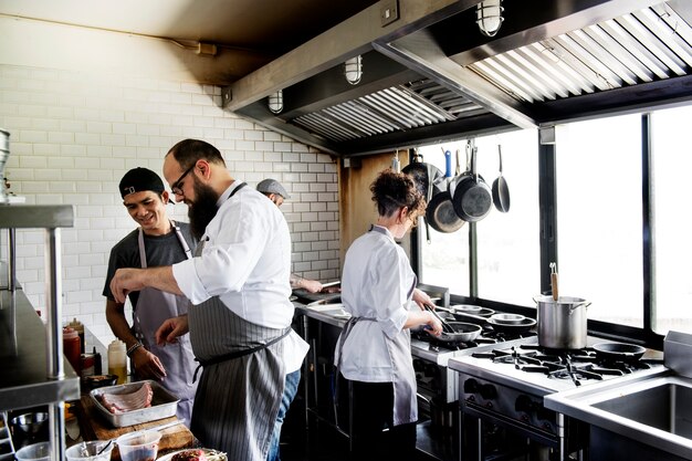 Innowacyjne rozwiązania w wyposażeniu gastronomicznym dla profesjonalnych kuchni