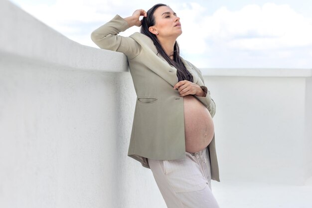 Jak wybrać idealne spodnie dla przyszłej mamy: połączenie komfortu z najnowszymi trendami mody