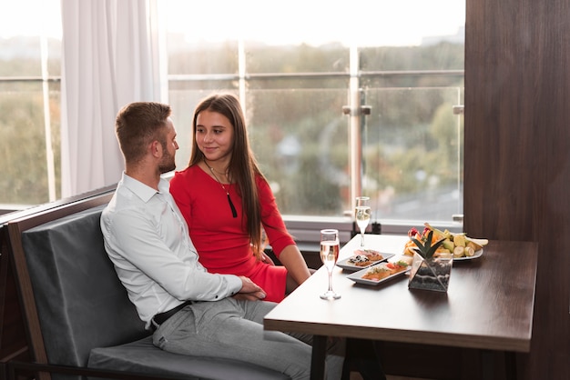 Jak wybrać idealne wino białe na romantyczną kolację?