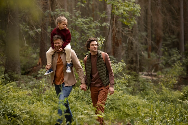 Wspólne odkrywanie przyrody: jak rodzinne wycieczki do lasu wzmacniają więzi i rozwijają ciekawość świata