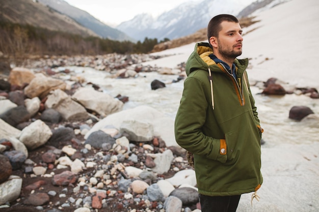 Jak wybrać idealne kurtki na wyprawy outdoorowe?