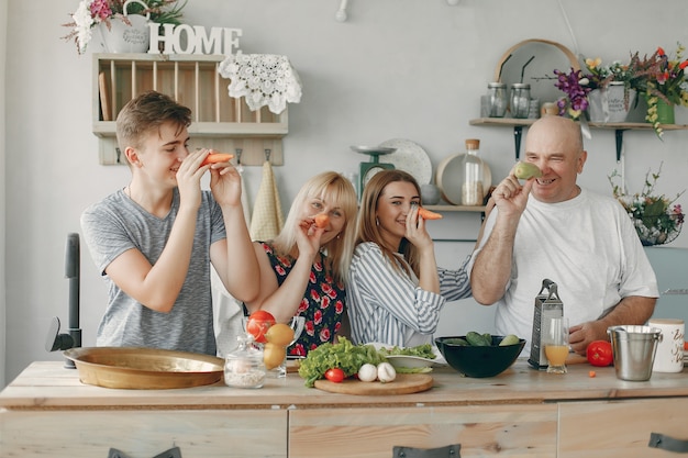 Wspólne odkrywanie domowych smaków: jak rodzinne gotowanie rozwija kreatywność i wzmacnia więzi