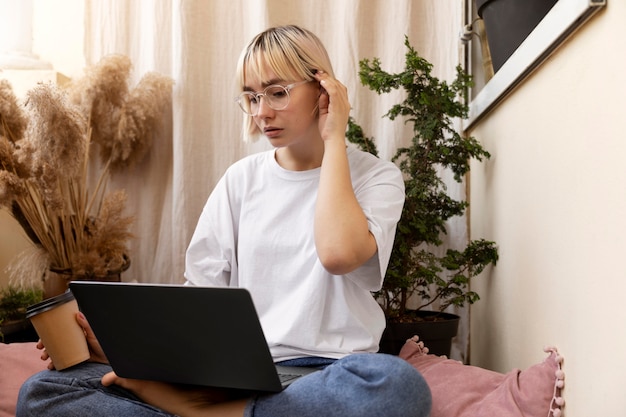 Jak budować odporność psychiczną w obliczu negatywnych doświadczeń online?